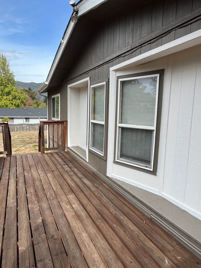 Building Photo - 261 Crest Dr