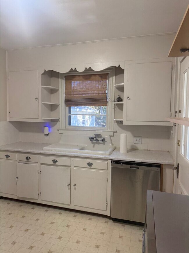 Building Photo - Fantastic Location & Price......More pictures to come!