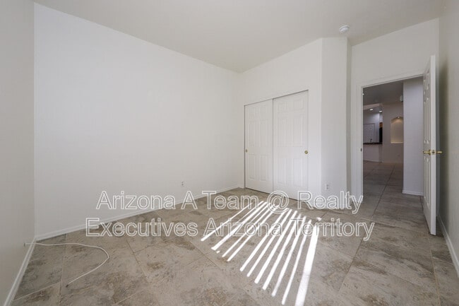 Building Photo - 352 S Vía De Los Rosales