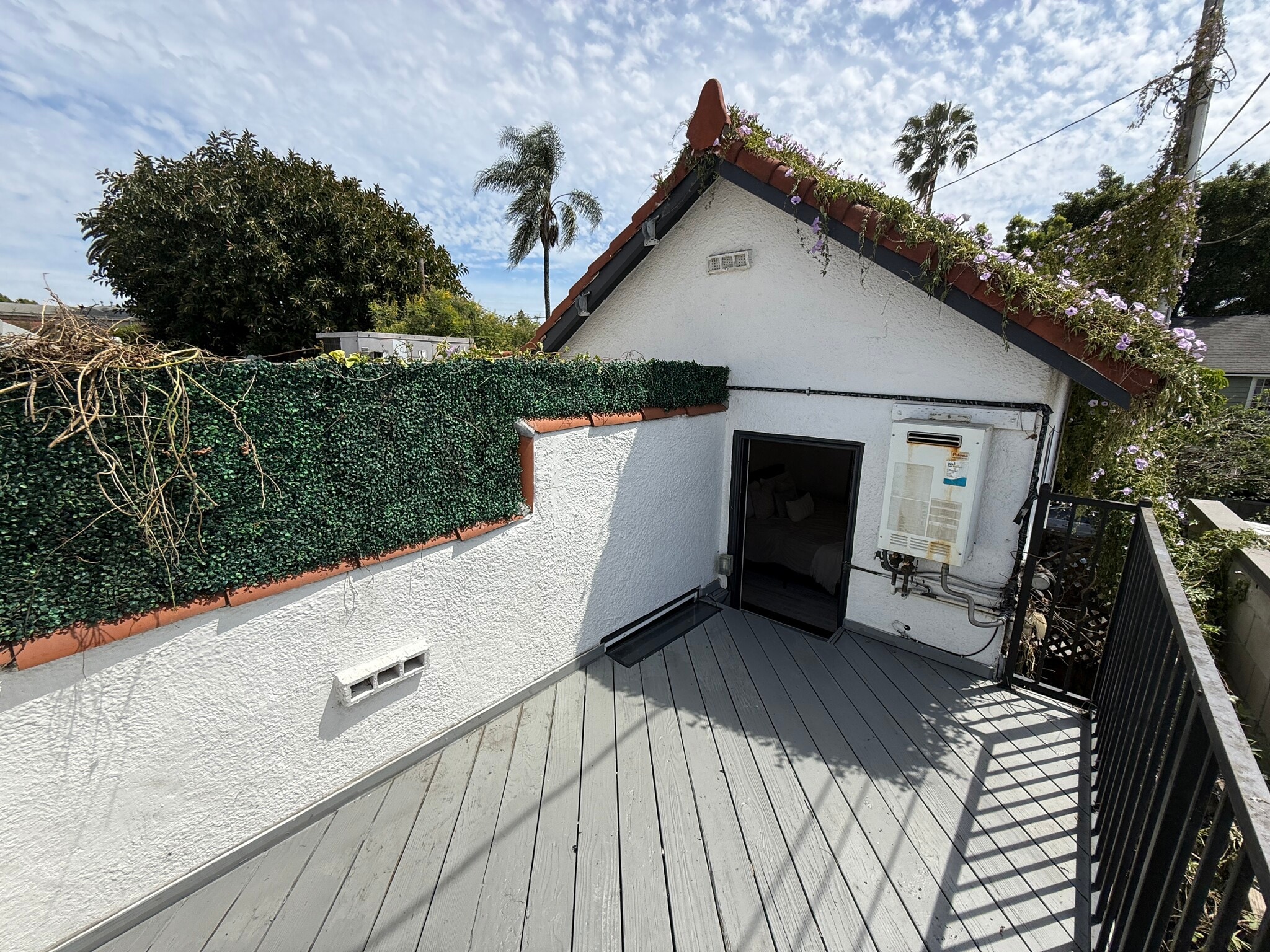 Building Photo - 7865 Willoughby Ave