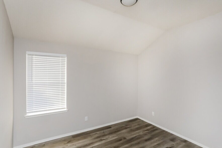 Building Photo - 145 Redbud Dr