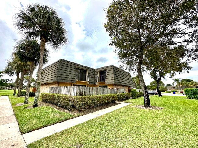 Building Photo - 805 8th Way