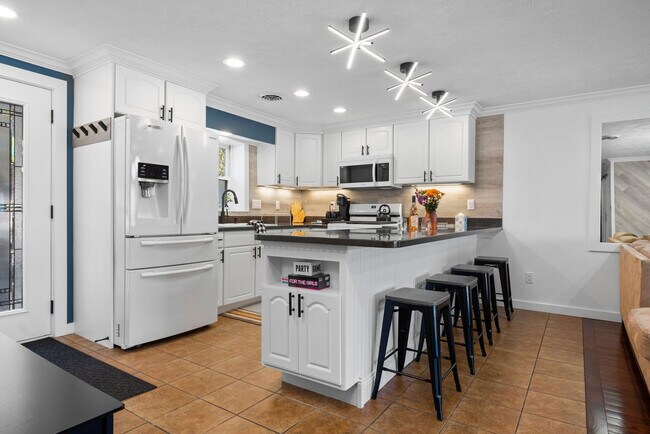 Building Photo - 7633 S W Bay Shore Dr