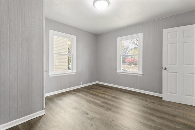 Building Photo - This updated 4-bedroom, 1-bath home is rea...