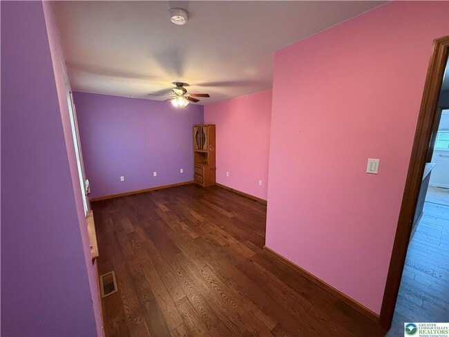 Building Photo - 4 bedroom 2.5 bathroom