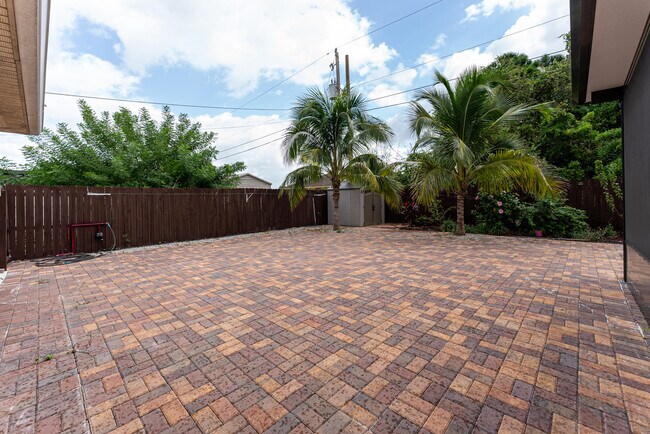 Building Photo - 3651 SW Dellamano St