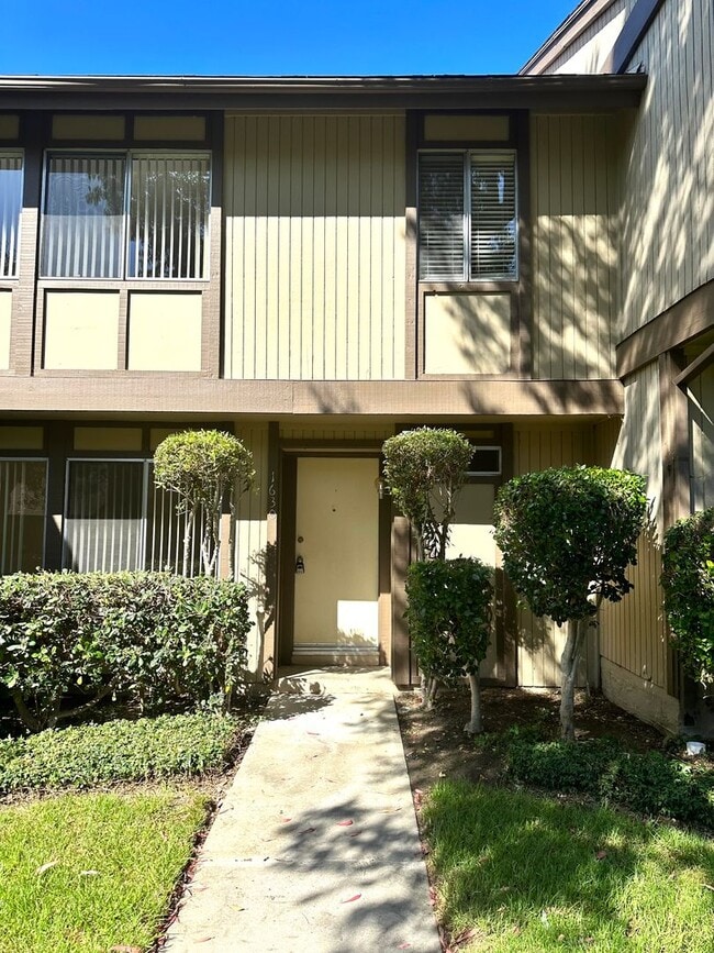 Primary Photo - Spacious Woodbridge Condo -Townhouse model...
