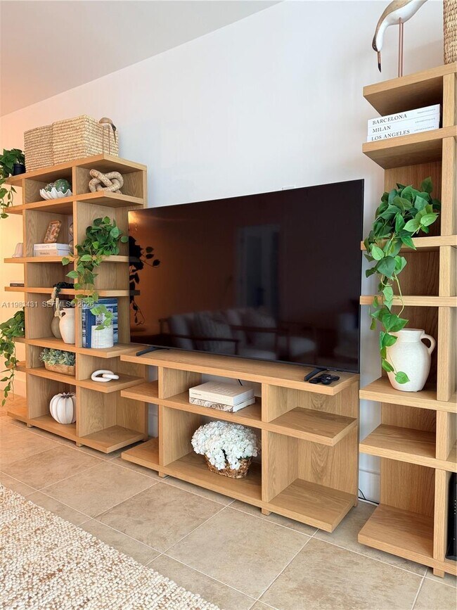 Building Photo - 2301 Collins Ave