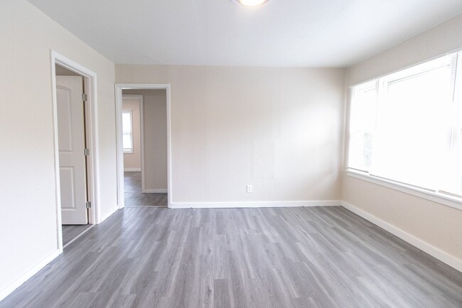 Building Photo - Remodeled 3 Bed 1 Bath Home