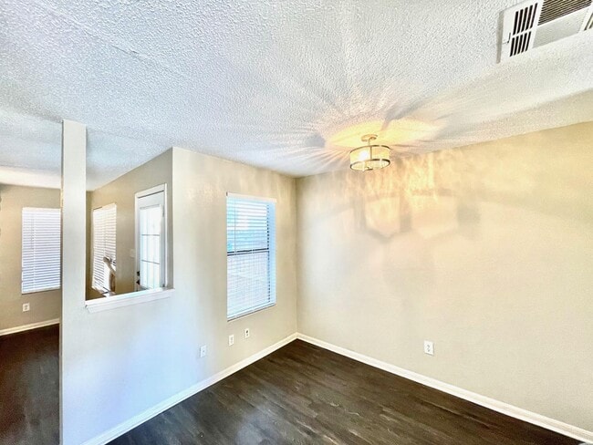 Building Photo - Town House for Lease in North Austin!