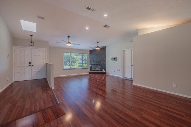 Building Photo - 842 SE Streamlet Ave