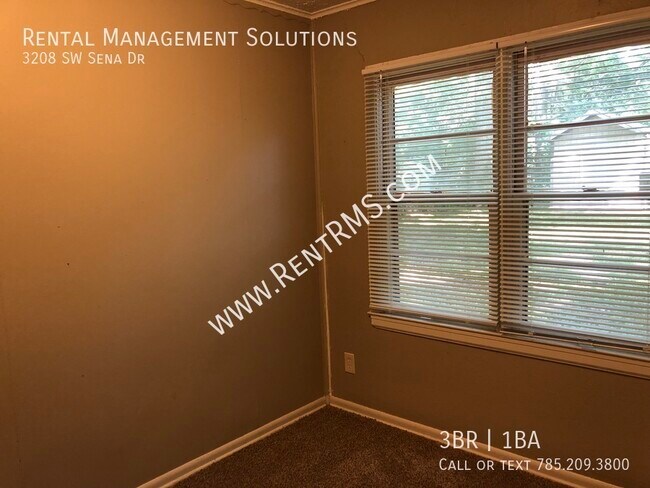 Building Photo - 3208 SW Sena Dr