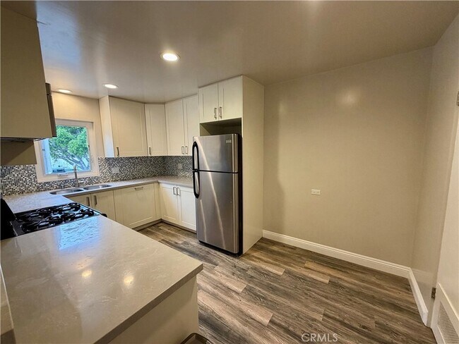 Building Photo - 327 3rd St