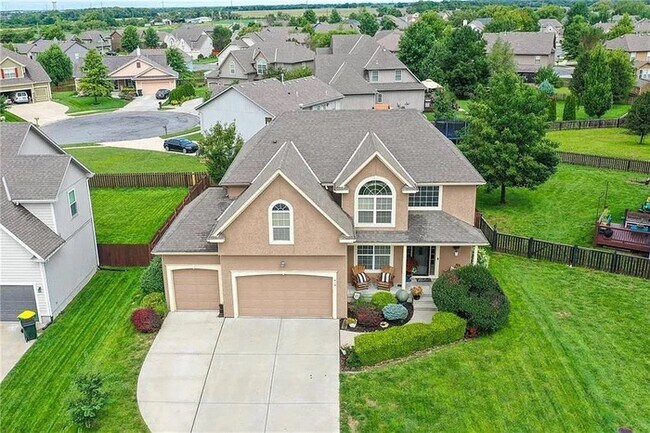 Building Photo - Large open and bright 4 bedroom 3.5 bath home