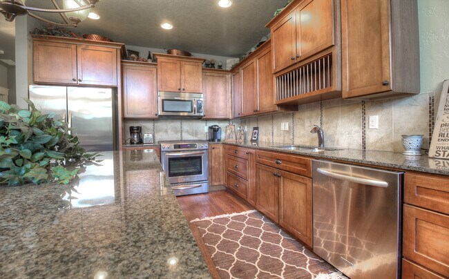 Building Photo - 1262 E Lone Shore Dr