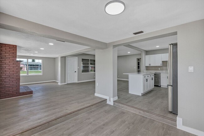 Building Photo - Charming 3-Bedroom Home with Spacious Yard & Enclosed Porch in Frostproof