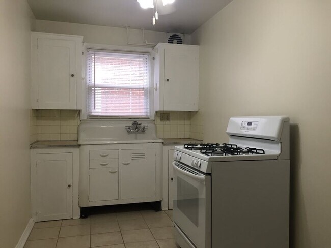 Building Photo - 631 Plymouth Rd