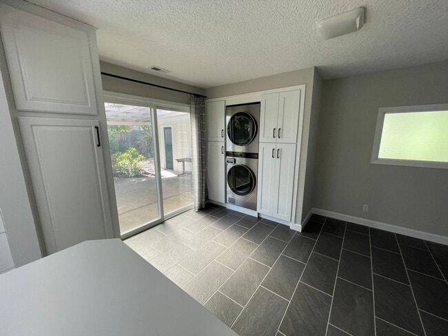 Building Photo - Updated 3 bedroom, 2 bath home