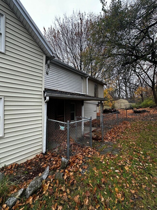 Building Photo - Handyman Special! Rent or Rent-to-Own – 3 Bedroom, 2 Bath House with a Spacious Yard