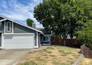 Building Photo - Three Bedroom Two Bathroom Halfplex