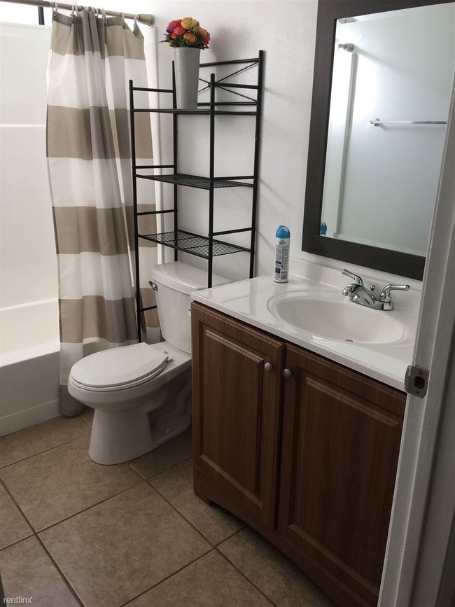 Building Photo - 14640 Burbank Blvd