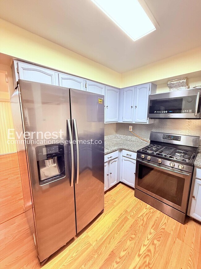 Building Photo - Modern Comfort with Ample Space - 2 Bed, 3 Bath, 1481 SqFt  | Pet Friendly | Available Now!