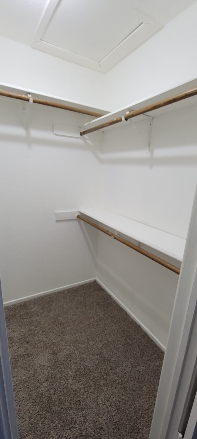 Walk-in Closet - 14515 Wunderlich Dr