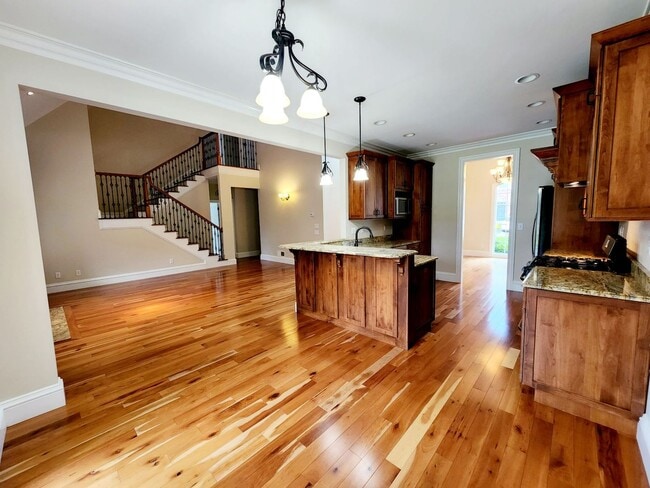 Building Photo - 5 bed/3.5 bath home on Lakeview Golf Resor...