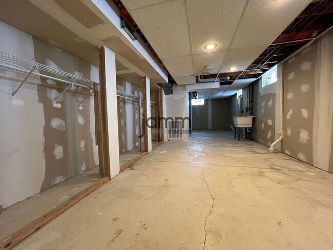 Building Photo - 3027 Brookdale Ave