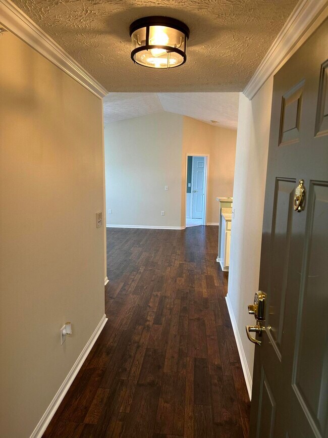 Building Photo - 600 Vincent Way