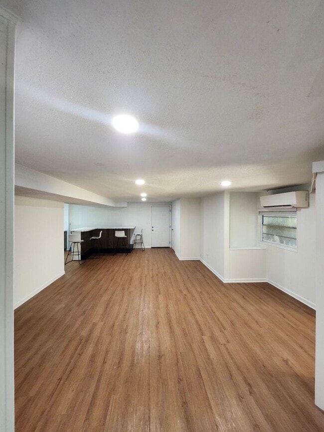 Building Photo - The House Boat Garage Apartment