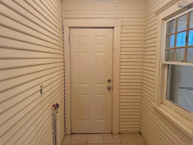 Building Photo - 1818 Collins Ave