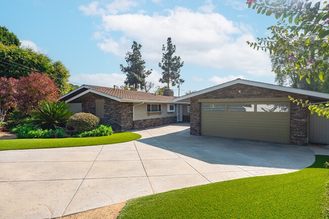 Building Photo - 1342 Skyline Dr