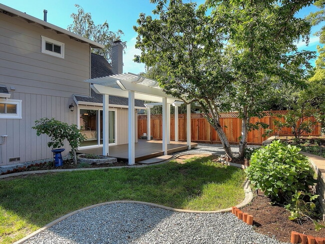 Building Photo - "Spacious 3-Bedroom Retreat with 2 Full Baths in Charming Pleasanton!"