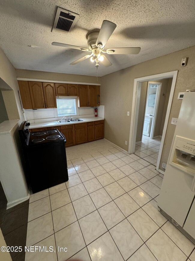 Building Photo - 1817 Lakewood Rd