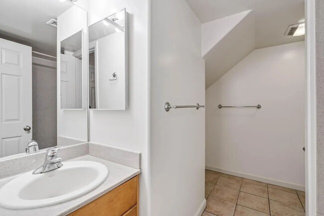 Building Photo - Stunning 2-Bedroom + Office Townhome with ...