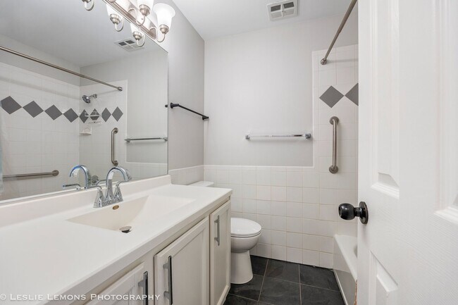 Building Photo - 6426 Taylor Dr