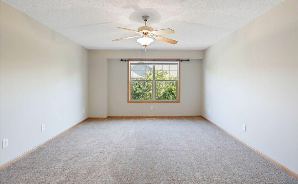 Spacious master bedroom. - 8437 W 149th St