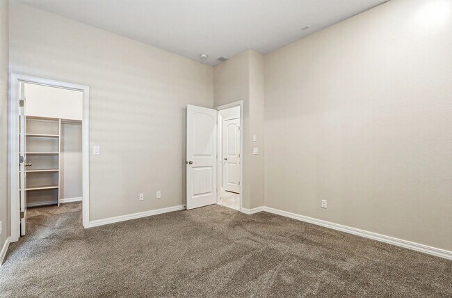 Building Photo - 925 Louisiana Downs Ave