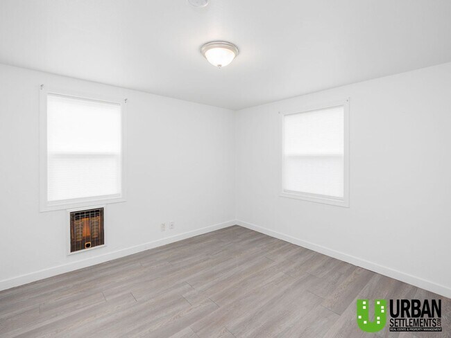 Building Photo - Hard-to-Find 2 Bed Home with HUGE Fenced Yard