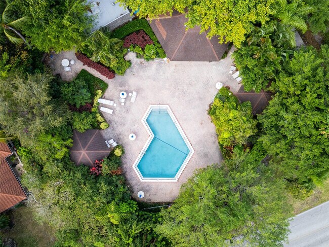 Building Photo - 2850 N Palm Aire Dr