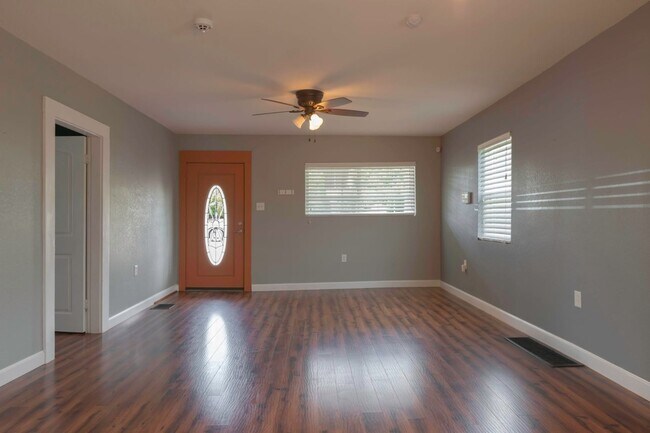 Building Photo - Knoxville 37917 - 3 bedroom, 2.5 bath, completely renovated home with extra storage. - Call Tom P...