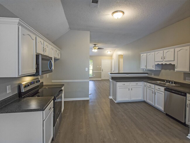 Building Photo - 3 bed, 2 bath with ss appliances near Sing...