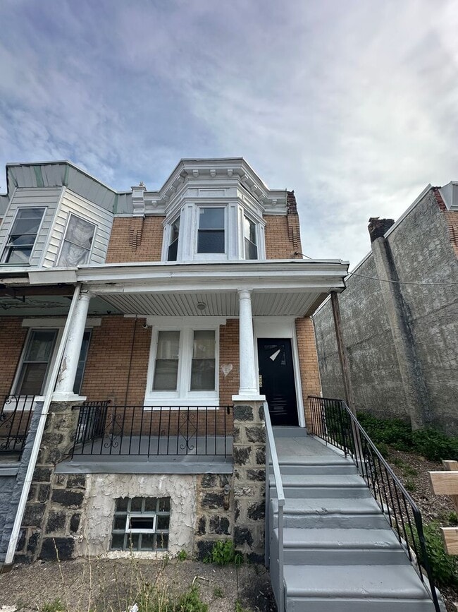 Primary Photo - 3 Bed, 1 Bath townhome