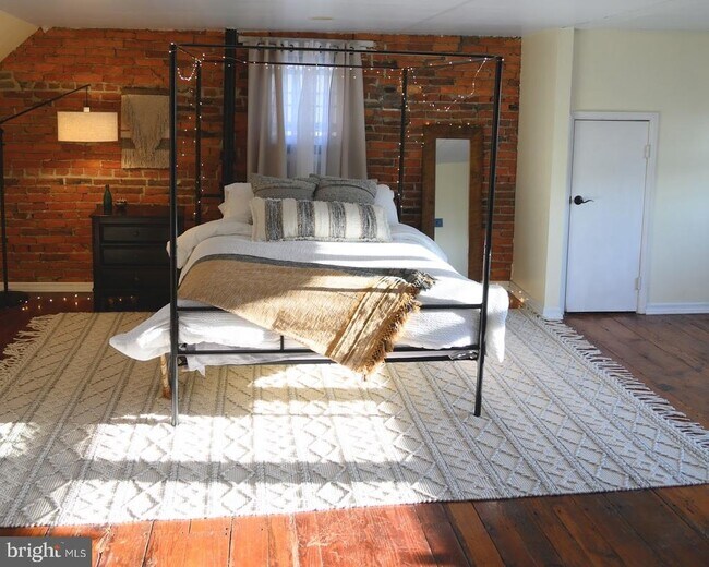 Building Photo - 120 Delaware St