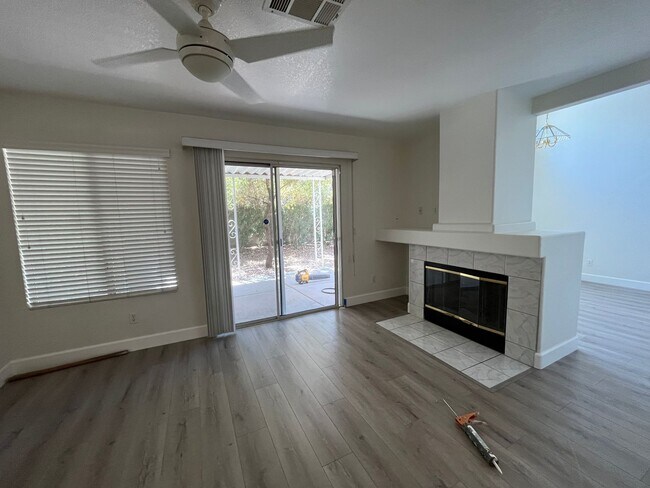 Building Photo - 3 bedroom and 2.5 bath in prime Henderson !! 89074 - Nearby School!