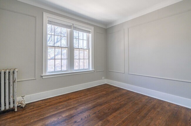 Building Photo - 7418 N Damen Ave