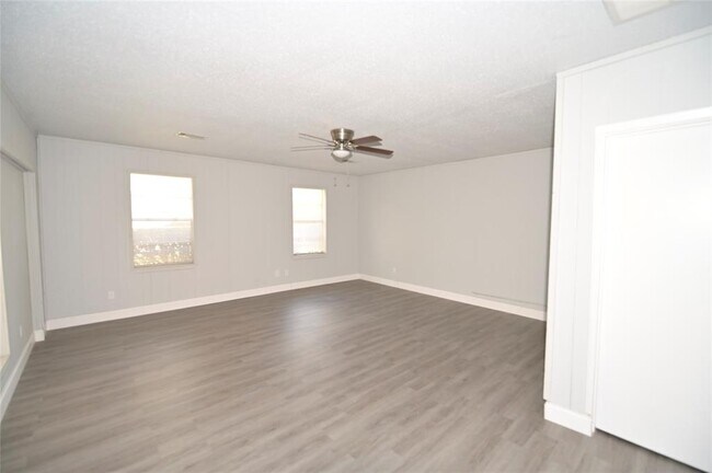 Building Photo - 112 Forestwood Dr