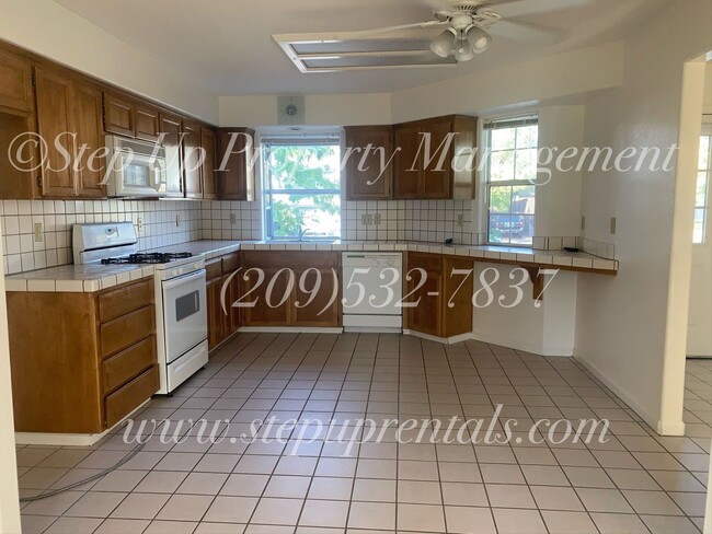Building Photo - Welcoming and Spacious 3 Bedroom 2.5 Bathroom Home in Sonora!