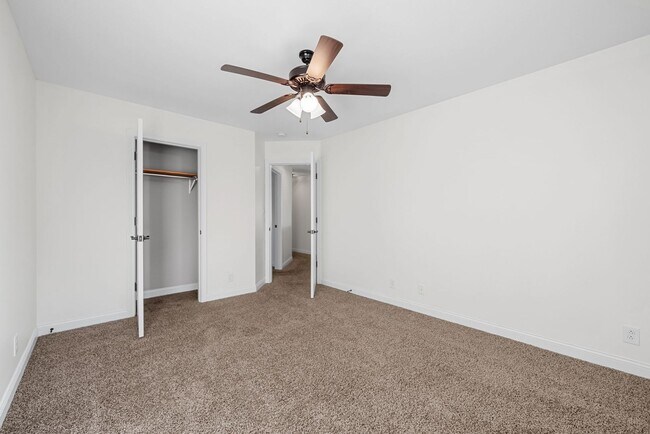 Building Photo - Pet Friendly Four Bedroom with Bonus!
